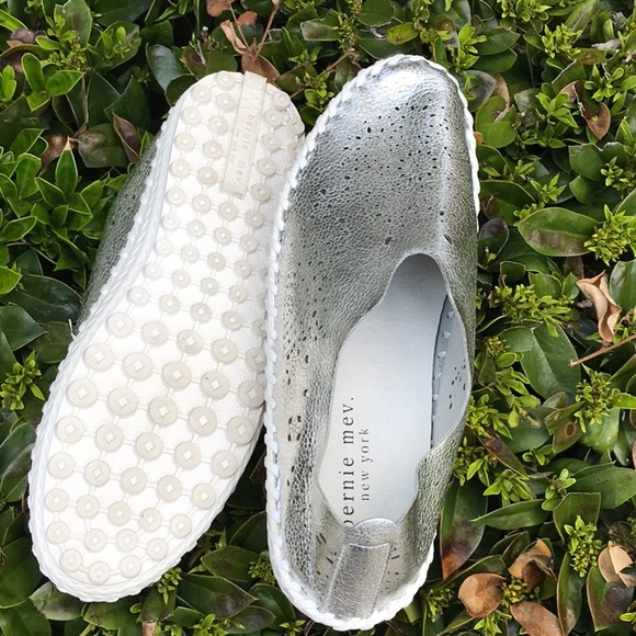 Beautiful pair of silver Bernie Mev lazar cut slip on!  Size 37.  Worn one time - Picture 3 of 5